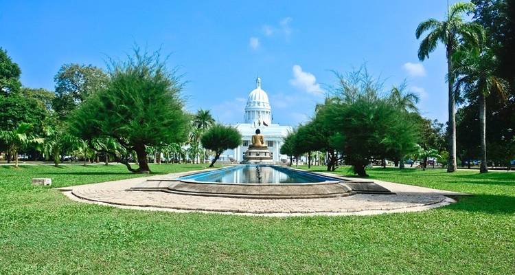 Edificio blanco con cúpula y jardines circundantes.