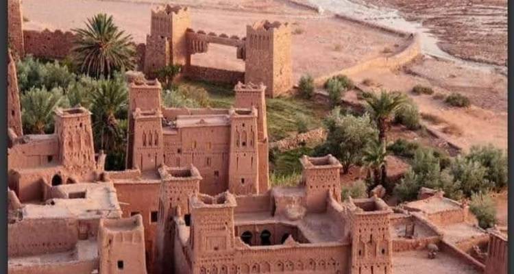 Ait Benhaddou kasbah met vegetatie eromheen.