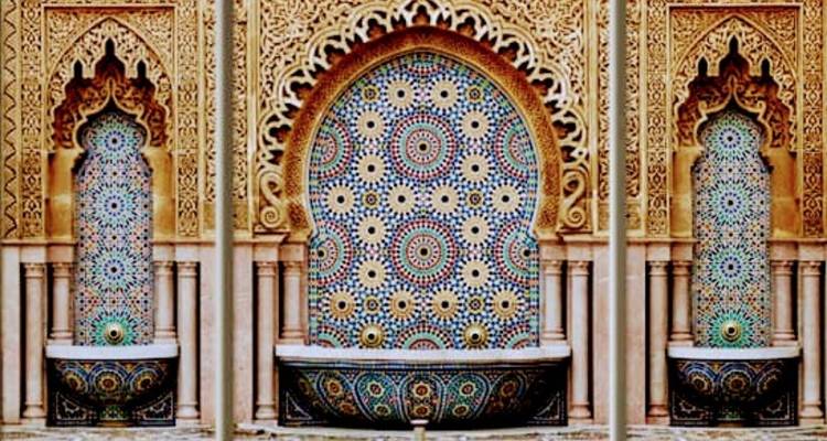 Ingewikkeld ontworpen mozaïekfonteinen.