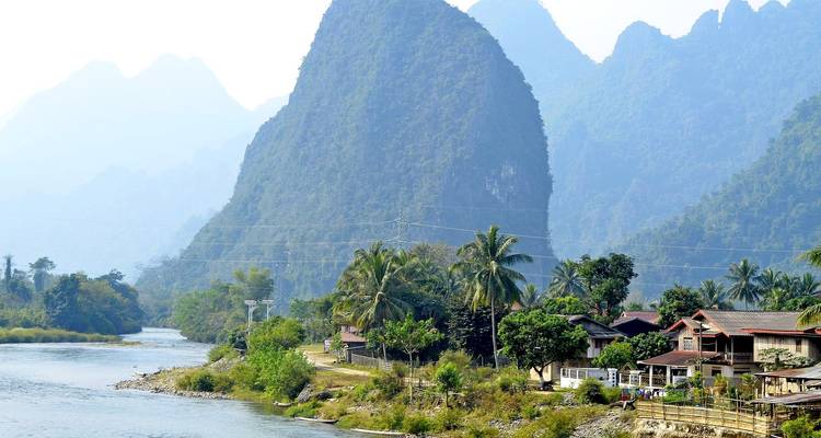 Paysage fluvial serein avec karsts calcaires.