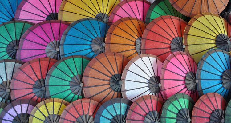 Exposition de parapluies traditionnels colorés.