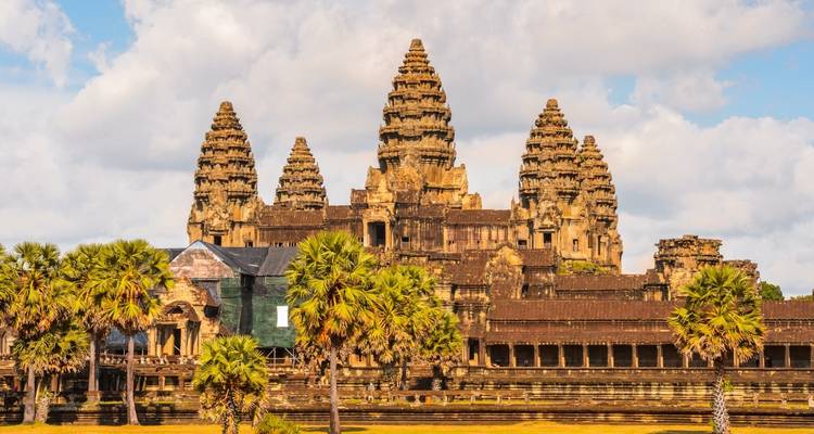 Complexe du temple d'Angkor Vat sous un ciel bleu.
