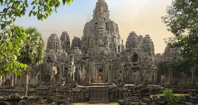Ruines du temple du Bayon avec des sculptures anciennes détaillées.