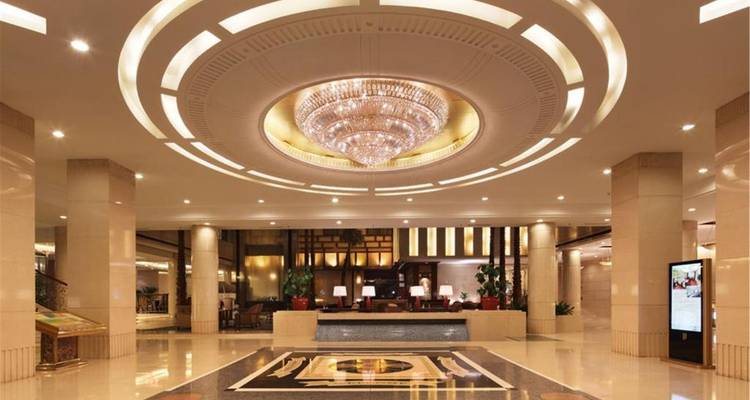 Opulente Hotellobby mit eleganten Kronleuchtern und Sitzbereichen.