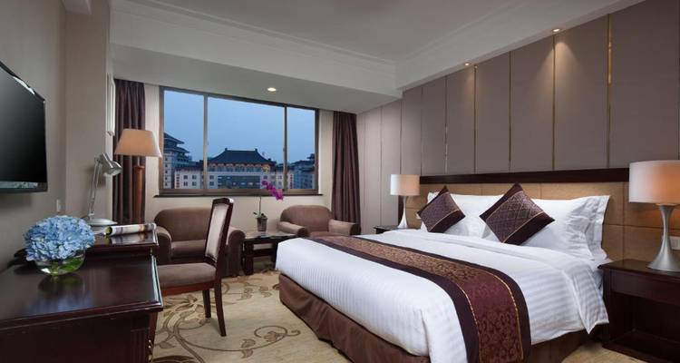 Luxushotelzimmer mit Stadtpanorama-Blick und eleganter Ausstattung.