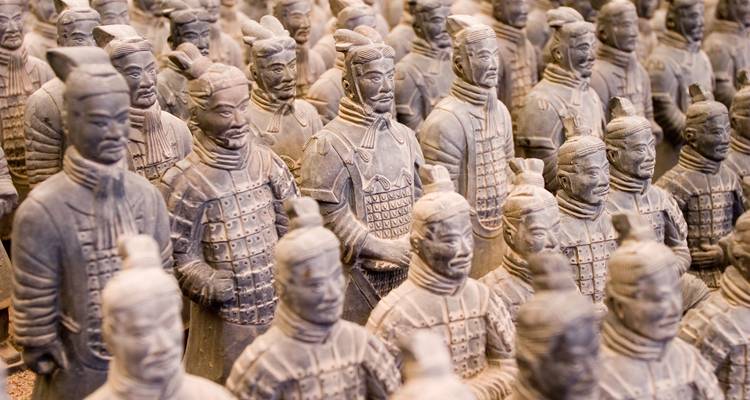 Primer plano de los Guerreros de Terracota de tamaño real, esculturas icónicas en Xi'an.
