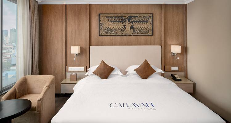 Habitación de hotel con vista a la ciudad y decoración elegante.