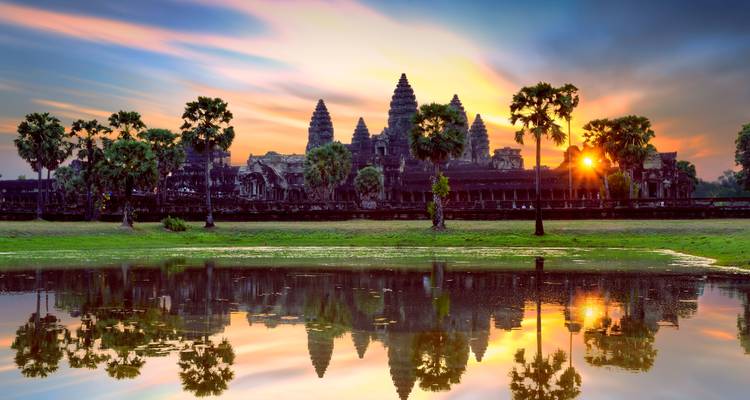 Angkor Wat al amanecer con reflejo en el agua.