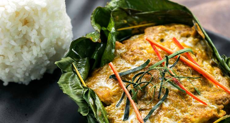 Reis- und Currygericht in Blätter gewickelt.