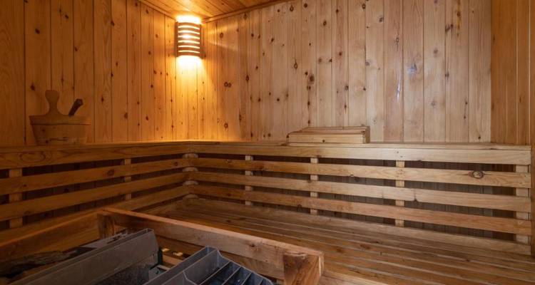 Houten saunaruimte met warme verlichting.