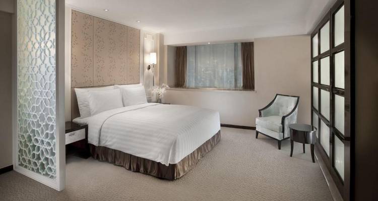 Elegante hotelkamer met een groot bed en smaakvolle inrichting.