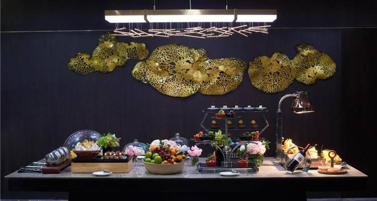 Luxueuze buffetopstelling met een assortiment van diverse voedselitems.