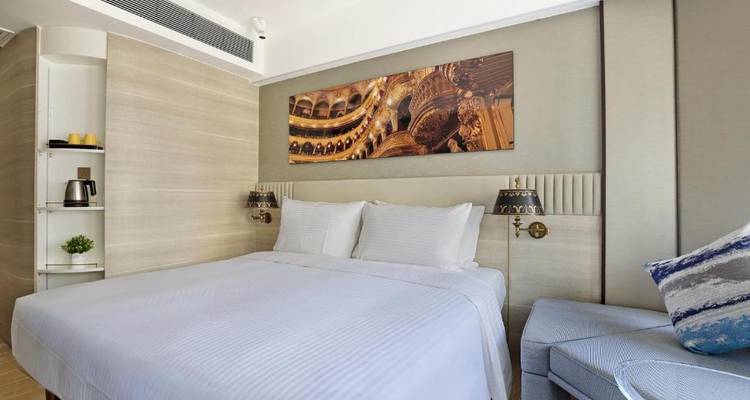 Moderne hotelkamer met een eenpersoonsbed en hedendaagse inrichting.