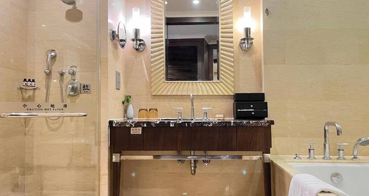 Luxuriöses Badezimmer mit einer Badewanne, Dusche und einem großen Spiegel.