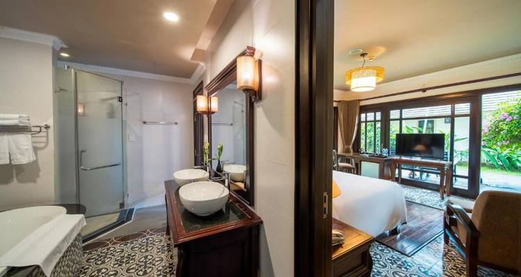 Luxueuze hotelkamer met een moderne badkamer.