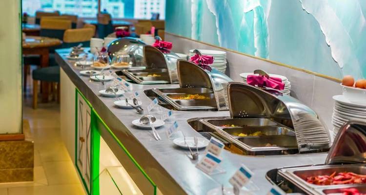 Buffet met verschillende gerechten en warmhoudplaten