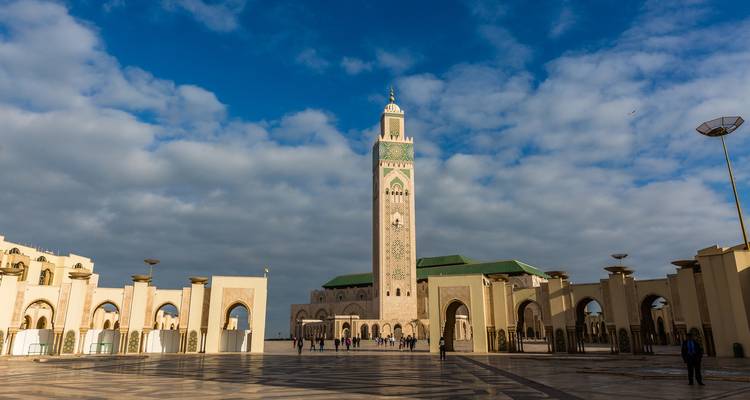 Mosquée Hassan II contre un ciel partiellement nuageux