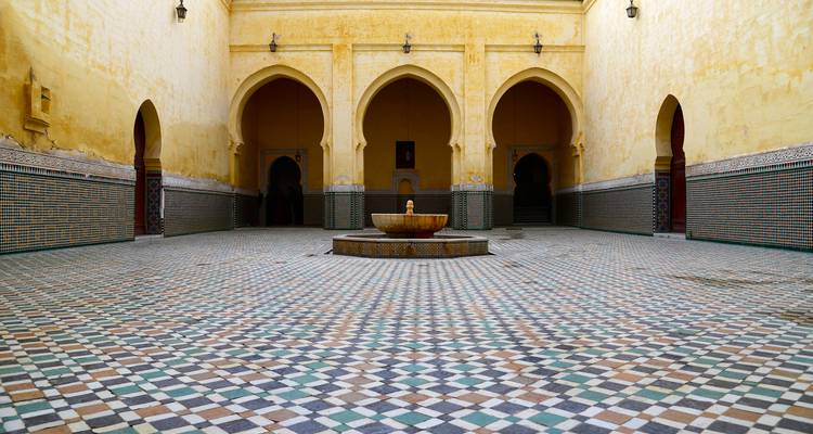 Cour avec une fontaine et architecture marocaine traditionnelle