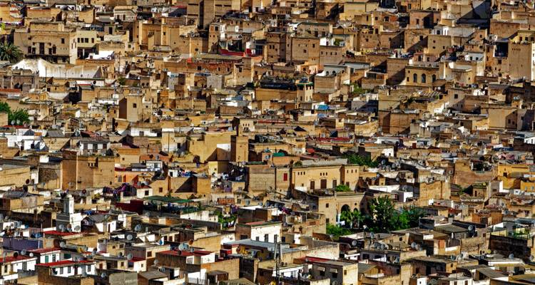 Paisaje urbano denso de edificios con estilo marroquí tradicional