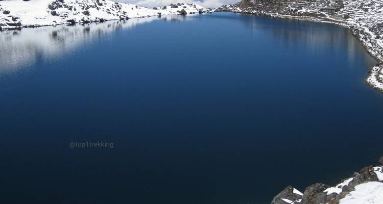 Ein tiefblauer Bergsee mit einem Wasserzeichen in der Ecke.