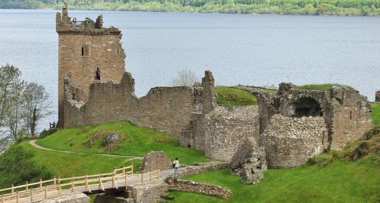 Ruinas del Castillo de Urquhart a orillas del Lago Ness.