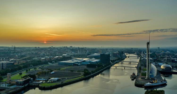 Vista aérea del paisaje urbano de Glasgow al atardecer.