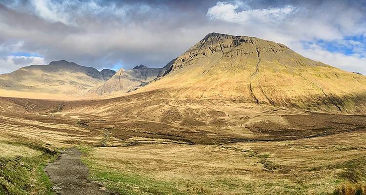 Paisaje montañoso en la Isla de Skye.