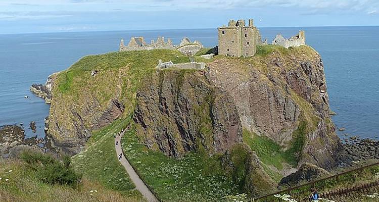 Ruinas del Castillo de Dunnottar en un acantilado junto al mar.