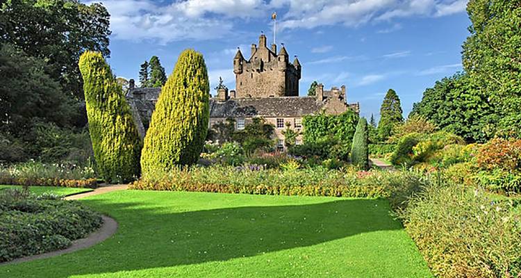 Castillo de Cawdor rodeado de jardines.