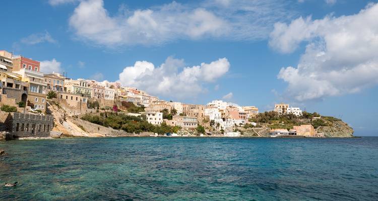 Een kustplaats met gebouwen die zich uitspreiden langs de heuvelkant.