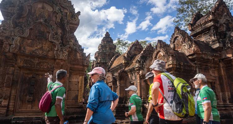 Groupe de touristes examinant les ruines d'un temple antique.