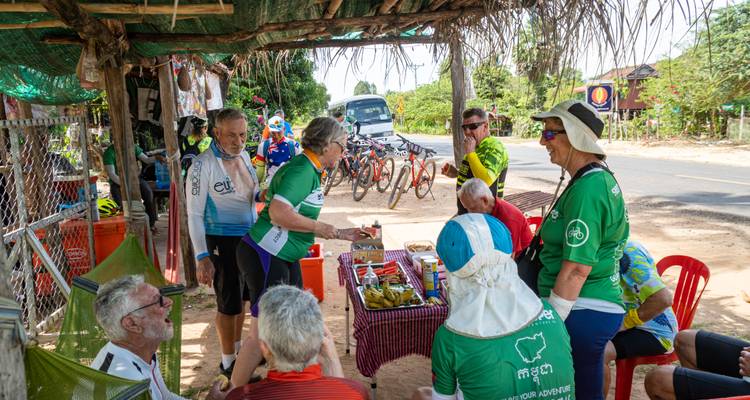 Cyclistes prenant une pause à un aménagement routier extérieur.