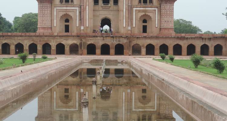 Het graf van Humayun weerspiegelt in een vijver in Delhi.