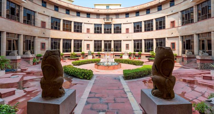 Regeringsgebouw binnenplaats met ingewikkeld ontwerp in Delhi.