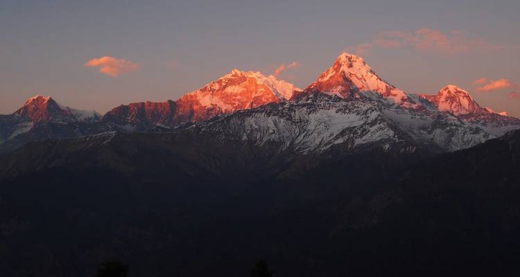 Himalaya-Gebirge mit von der Abendsonne beleuchteten Gipfeln.