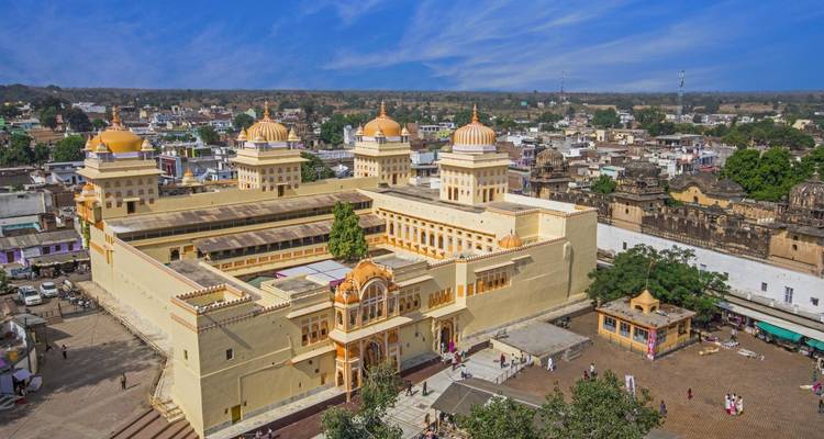 Luftaufnahme eines großen Komplexes mit mehreren Kuppeln in einer Stadt.
