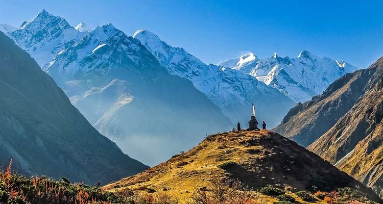 Malerische Aussicht auf bergiges Gelände mit schneebedeckten Gipfeln