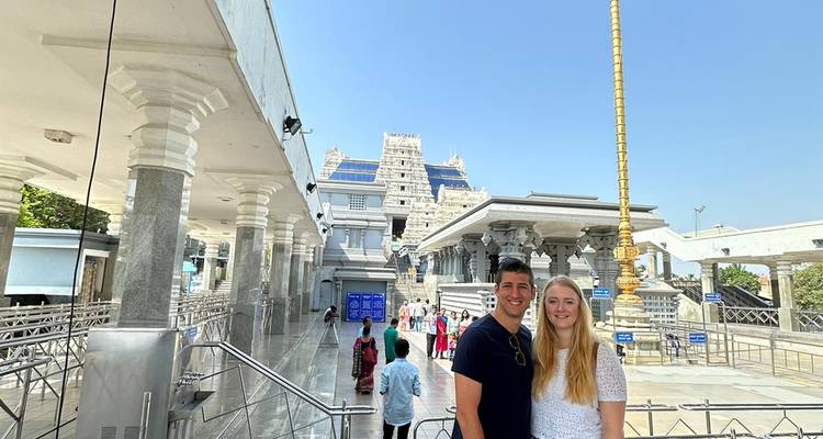 Stel bij een tempel met ingewikkelde architecturale details.