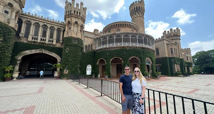 Château avec des touristes et une grande cour devant.