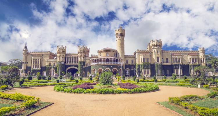 Grand château avec une architecture détaillée et des jardins.