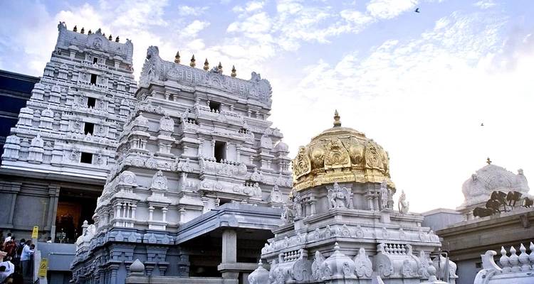 Temple blanc avec des détails complexes et un dôme doré.