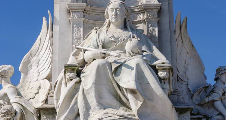 Standbeeld van koningin Victoria met een scepter, onderdeel van het Victoria Memorial.