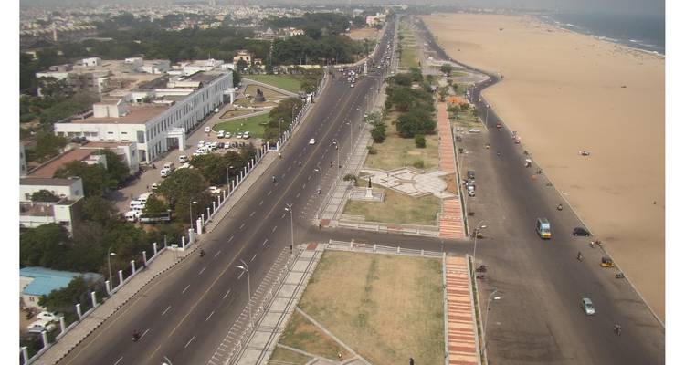 Vista aérea de una carretera costera y playa.