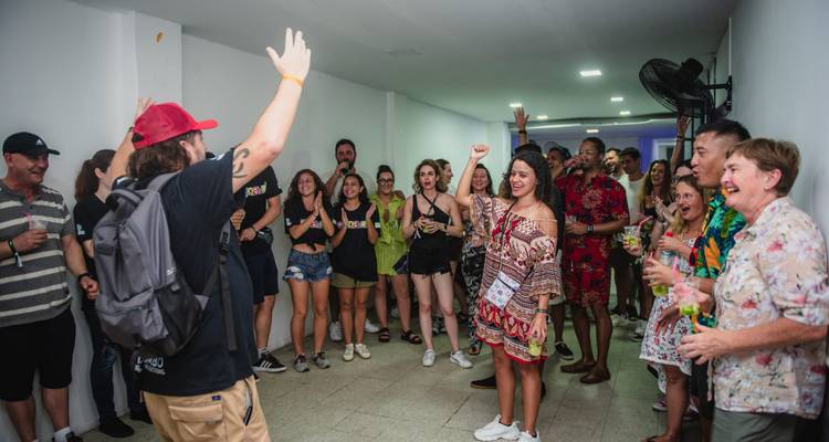 Líder de tour dirigiéndose a un grupo entusiasmado en un pasillo antes de salir por la noche