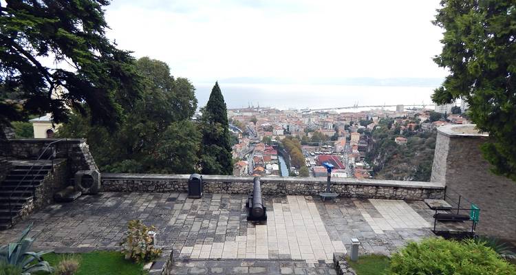 Vista panorámica de la terraza sobre la ciudad costera de Rijeka y el Mar Adriático muy abajo.