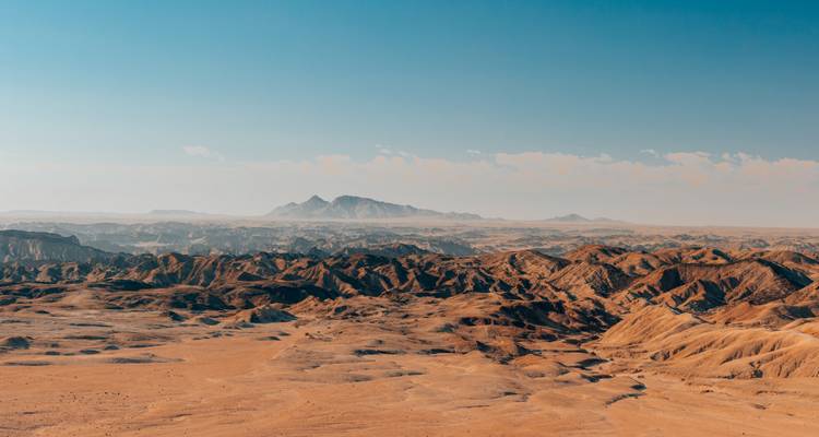 Uitgestrekt woestijnlandschap onder een heldere hemel in Namibië.