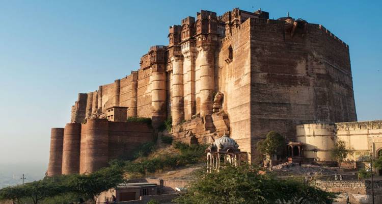 Mehrangarh-Fort in Jodhpur vor klarem Himmel.