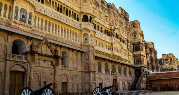 Un grand fort avec de gros canons au premier plan.