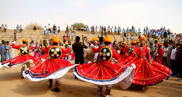 Danseurs indiens traditionnels en costumes colorés en train de se produire.