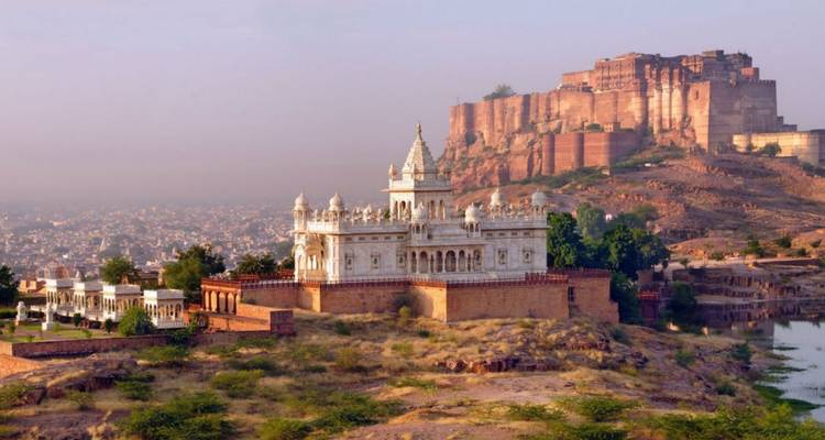 Un cénotaphe et un fort en marbre blanc au milieu d'un vaste paysage urbain.